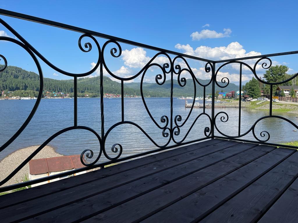 Коттедж Панорама, вид со второго этажа на Телецкое озеро