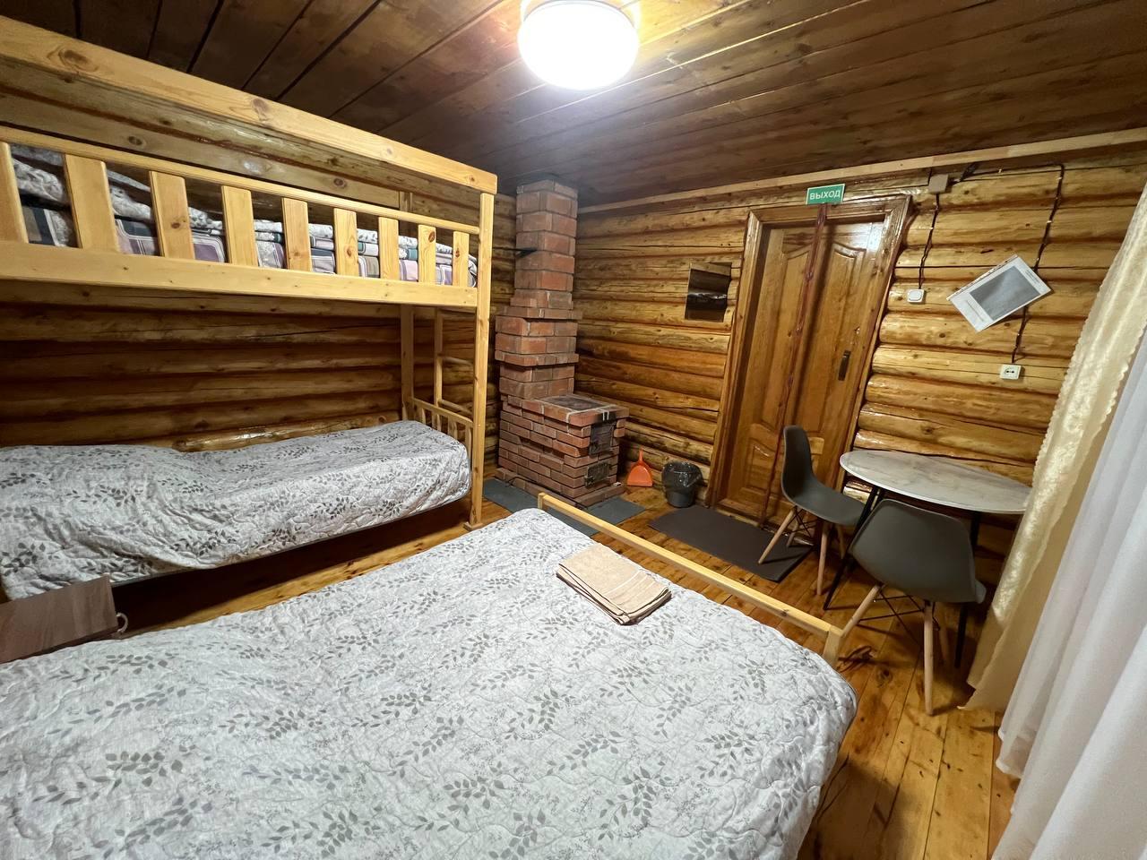 Трехкомнатный дом с печкой (4+4+2 мест)