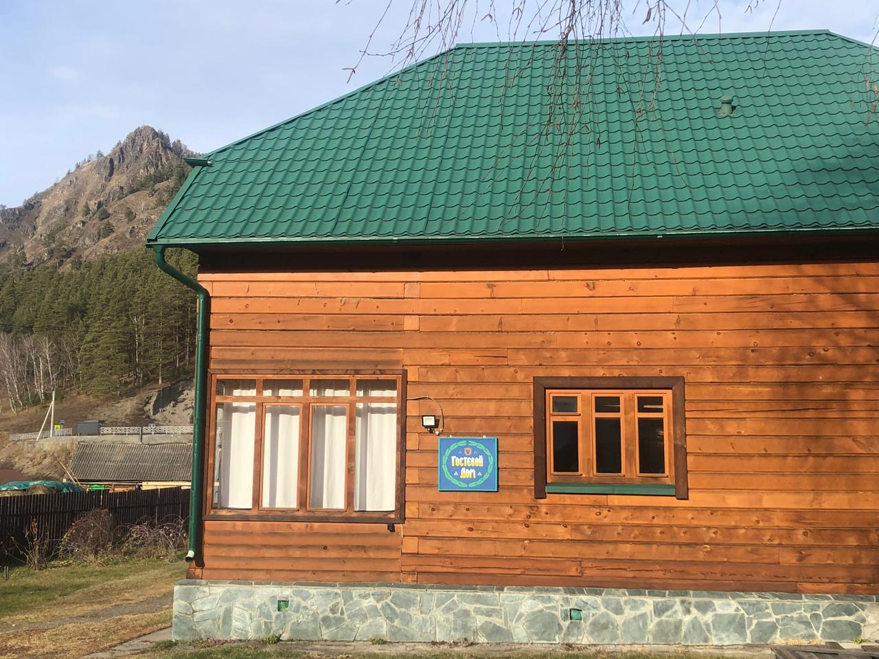 Гостевой дом на Алтай "Большая Медведица" осенью 2025 года.