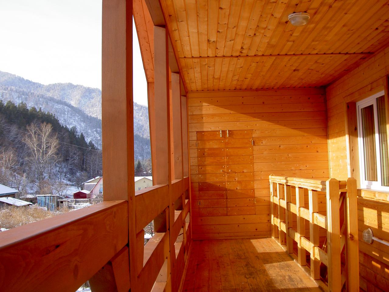 Балкон.  2-й этаж дома на 5-6 чел.