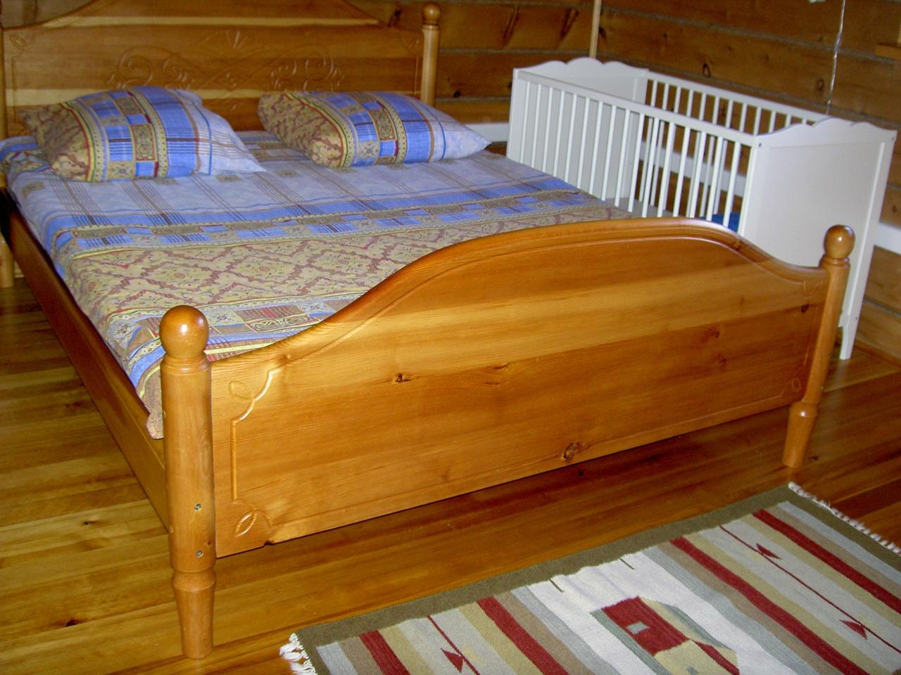 Комната с детской кроваткой дома с камином