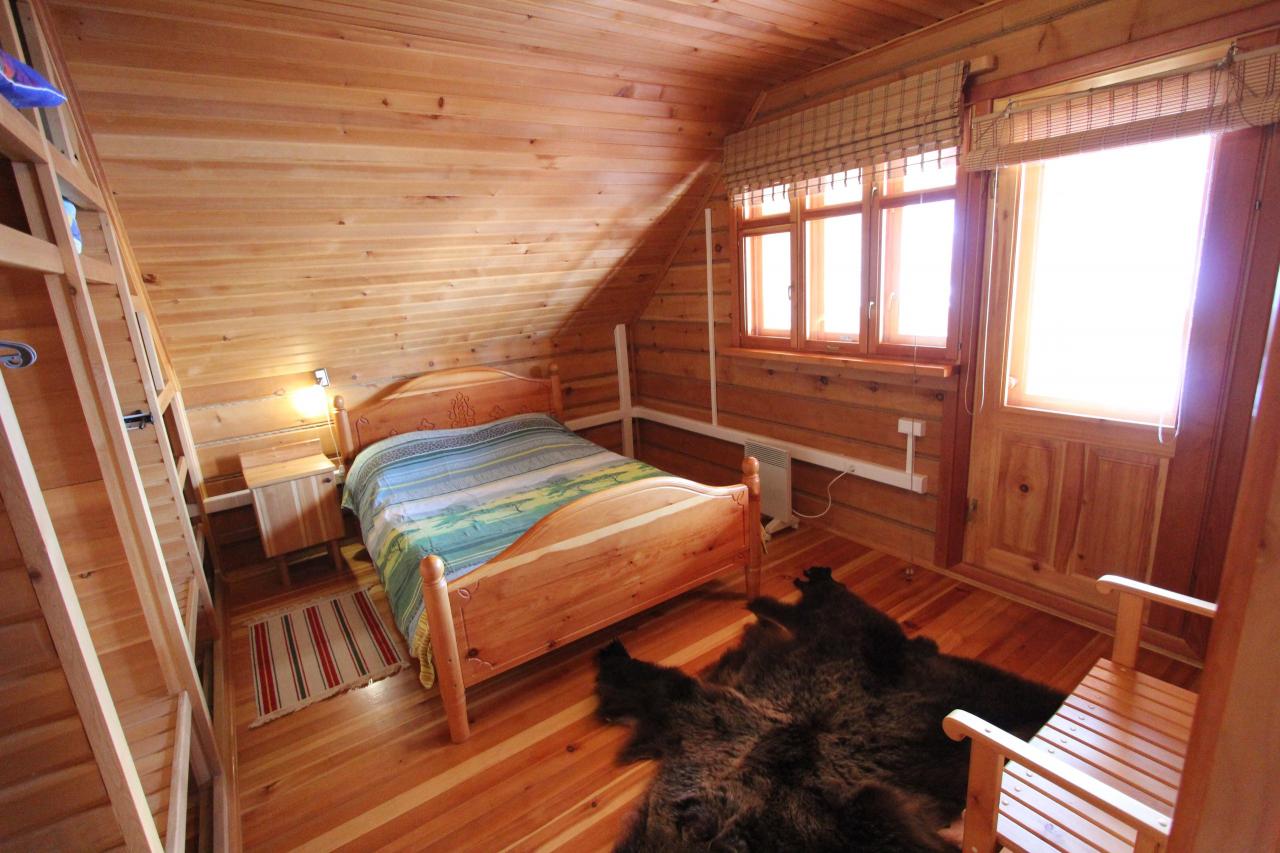 Комната с балконом дома с камином