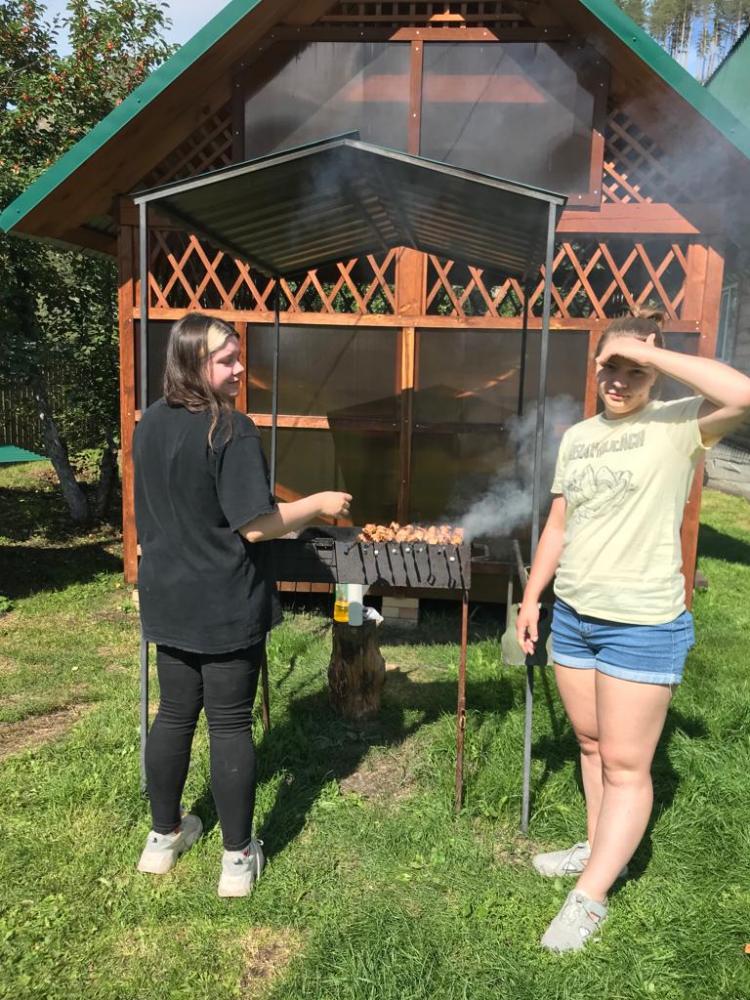 Беседка и мангал.