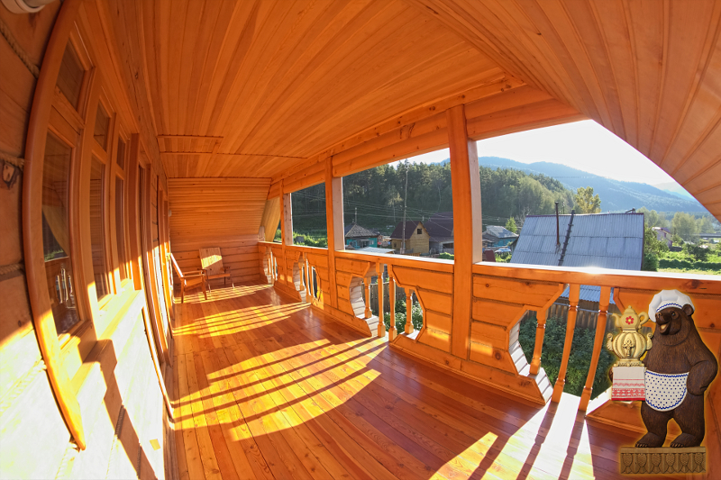 Балкон дома с камином