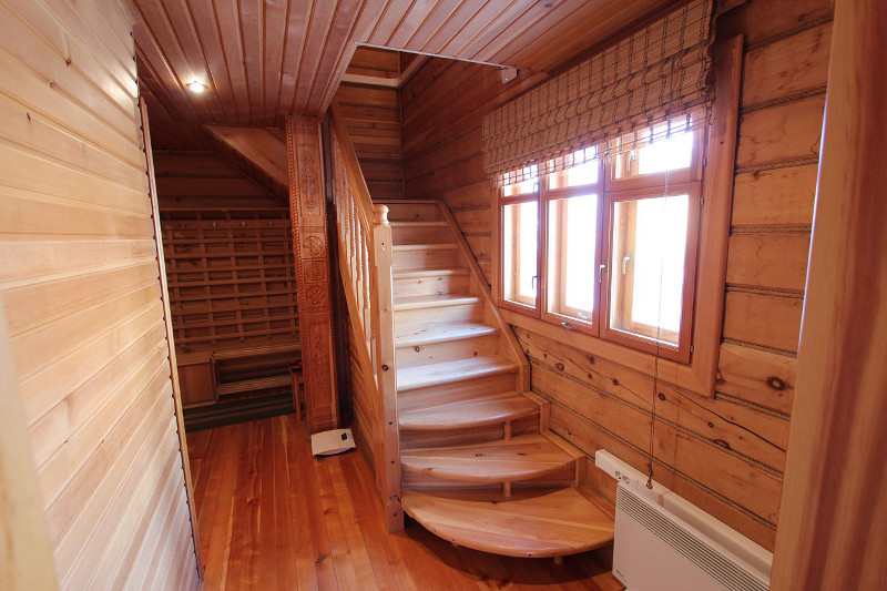 Лестница на 2 этаж дома с камином 