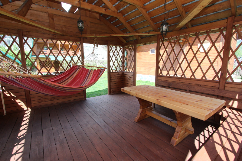 Беседка дома с камином