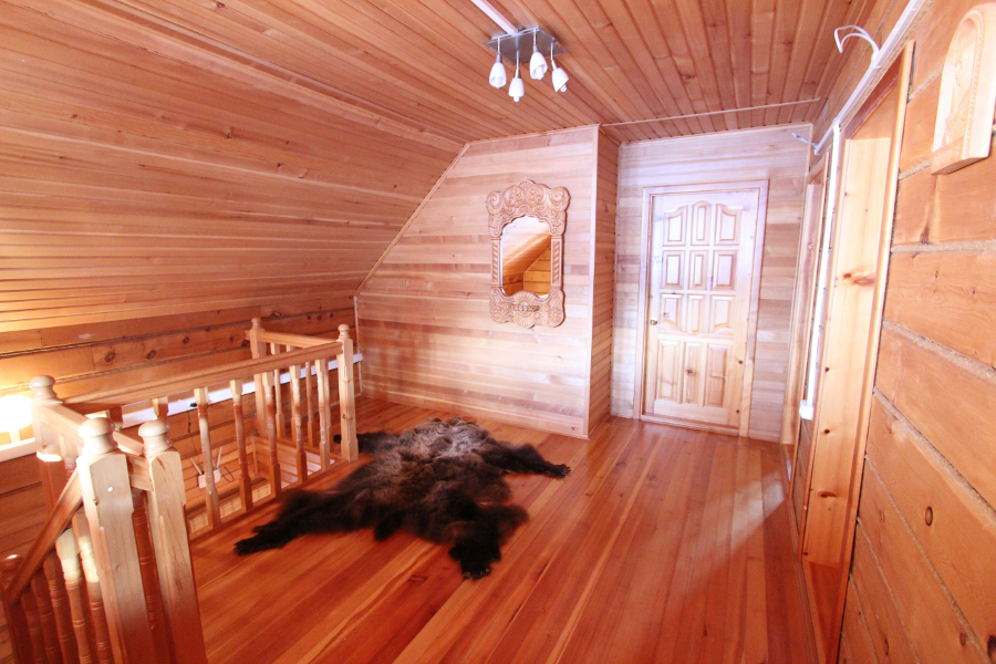 Холл 2 этажа дома с камином