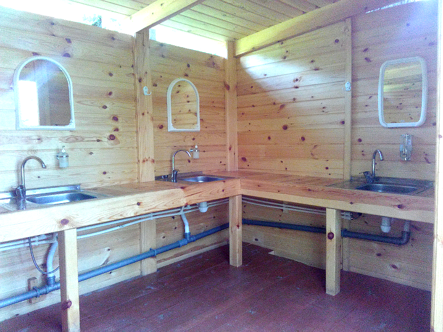 Умывальники под навесом