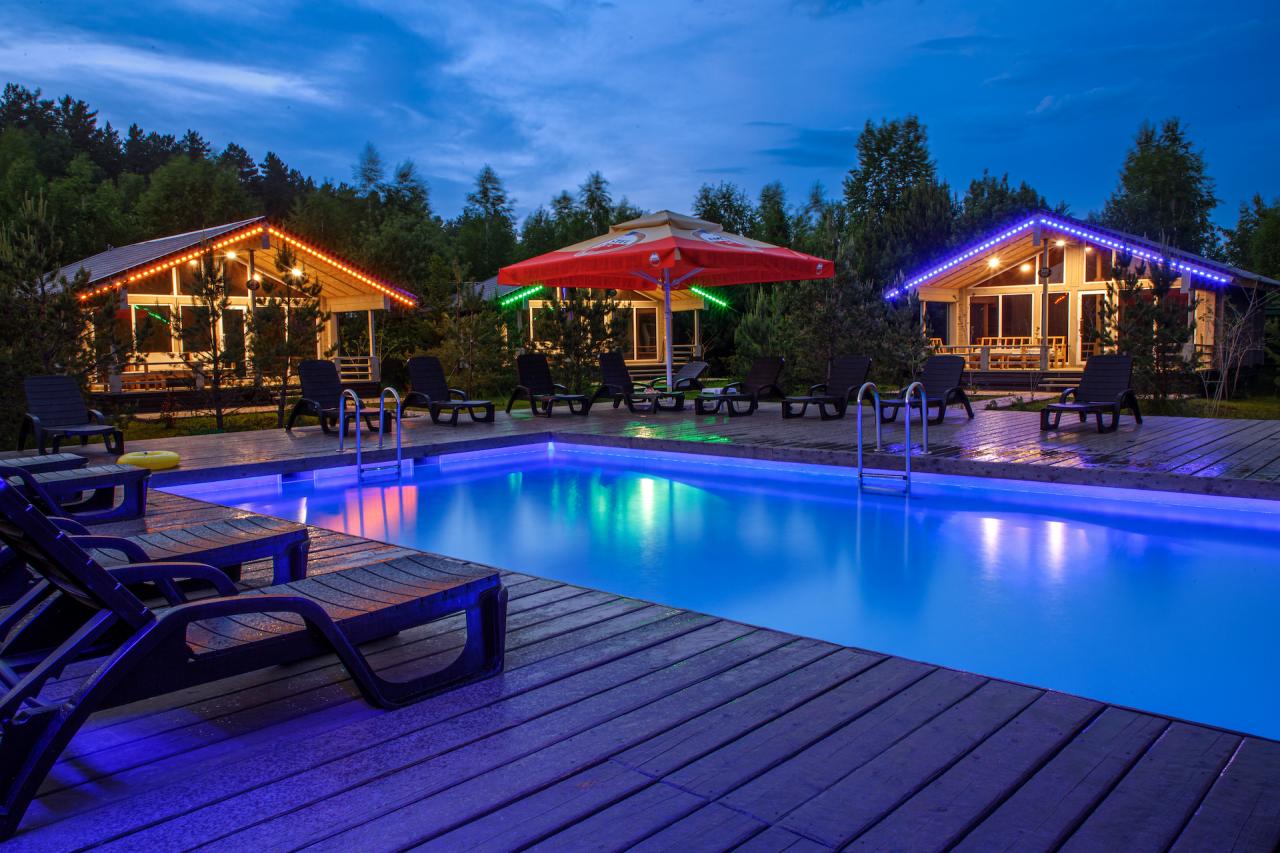 Бассейн с вечерней подсветкой