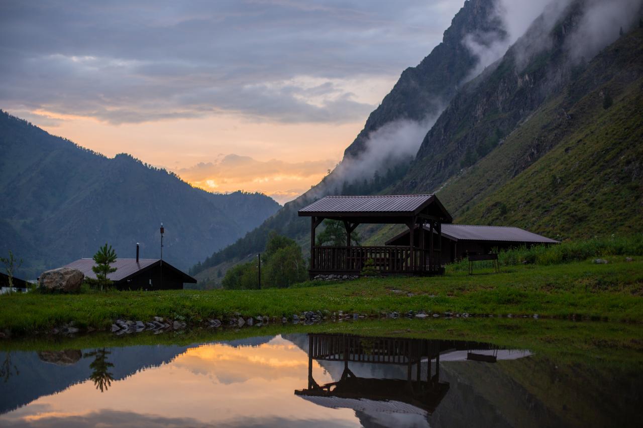 Беседка на озере