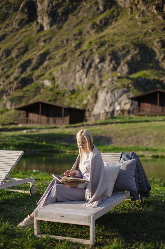 Шезлонги на озере