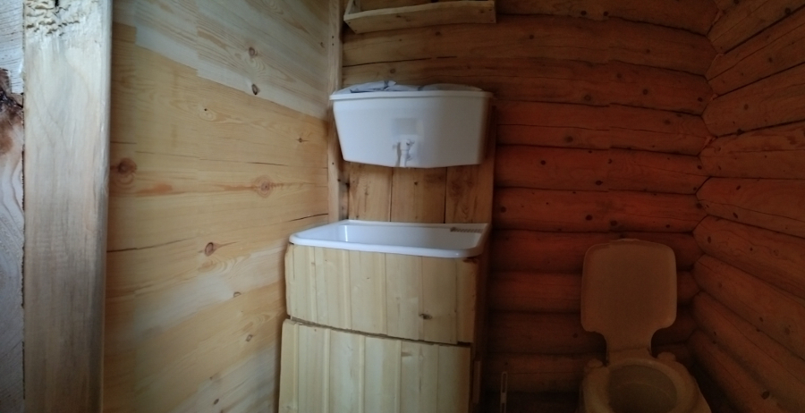 Бревенчатый дом у реки 