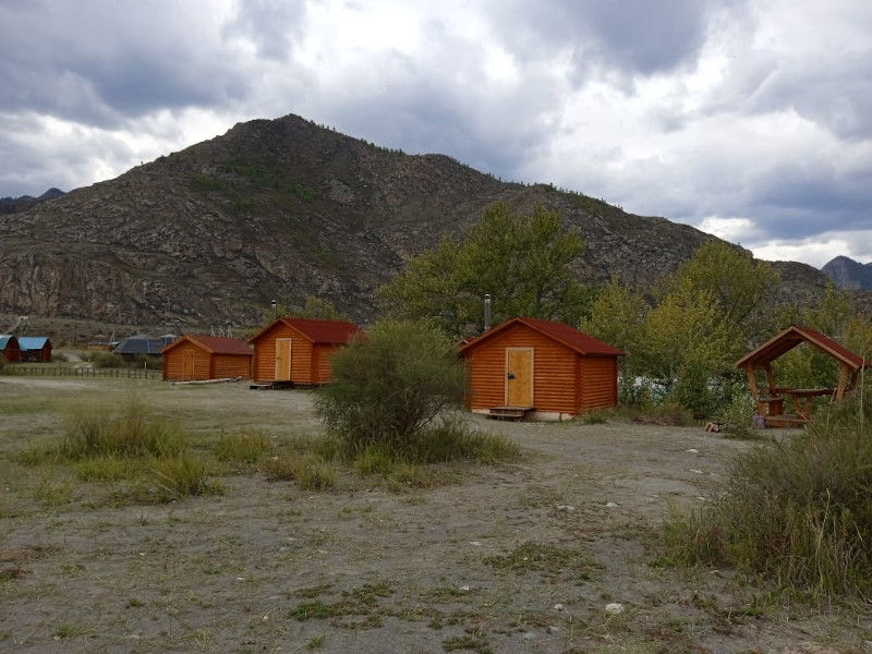 Бревенчатый дом у реки 