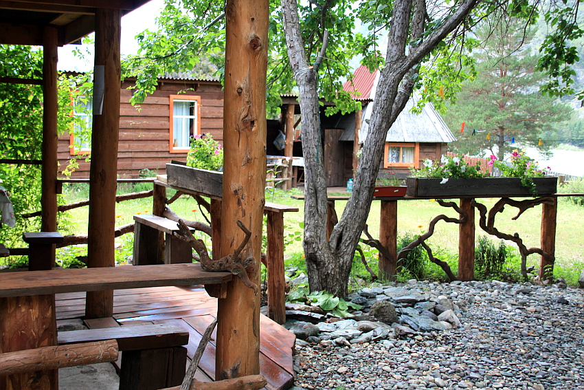 Вид на 3-местный домик и 3-местный аил из беседки