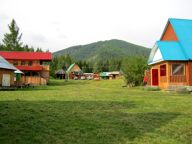 Территория Кедровой опушки, слева под красной крышей - 2-этажный Кедровый дом