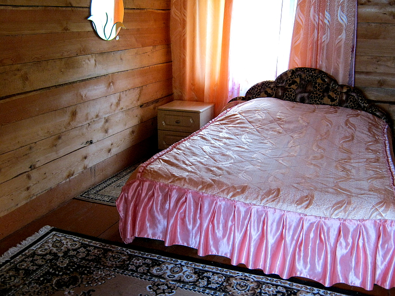 Одна из 3-х комнат на I этаже Кедрового дома