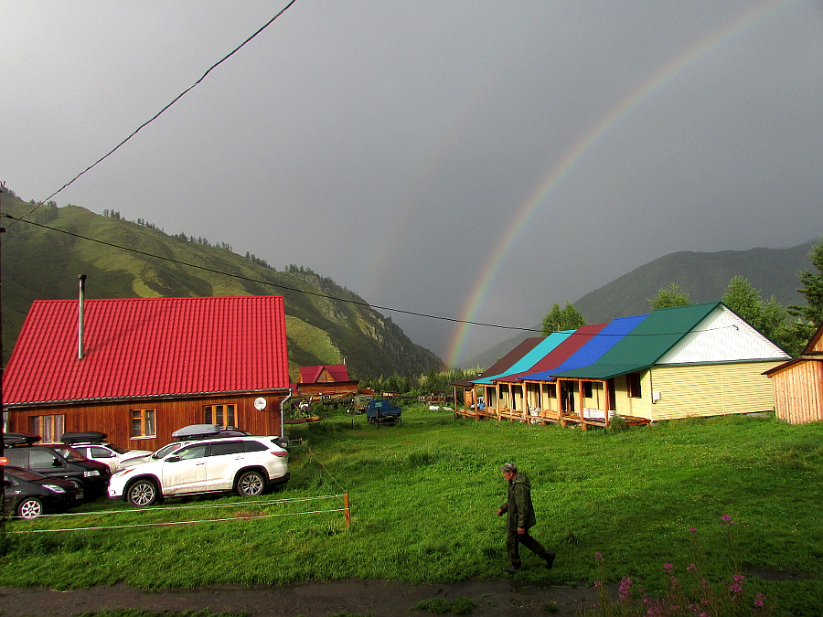 Территория Кедровой опушки, справа - дом Радужный