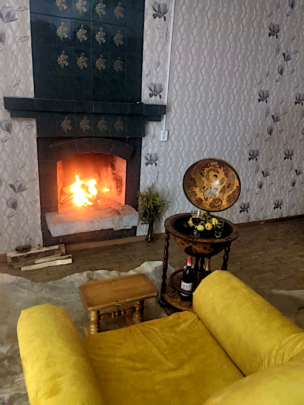 Зал с камином