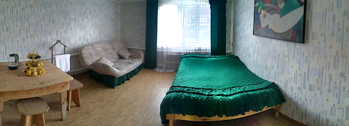 Большой дом, комната на первом этаже