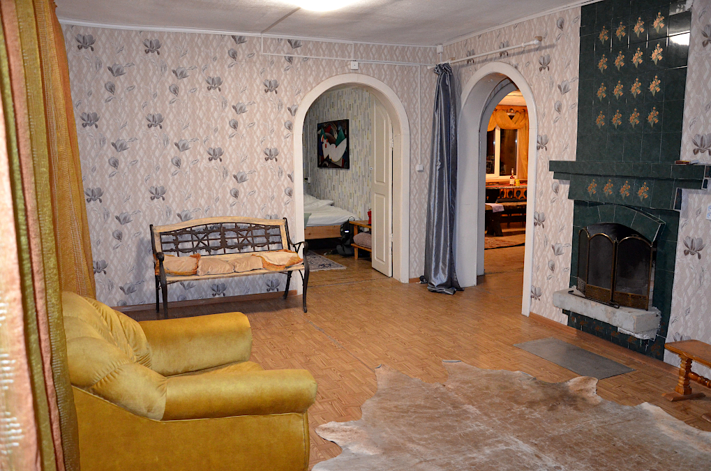 Зал с камином, выход в 2-х местную комната и в кухню