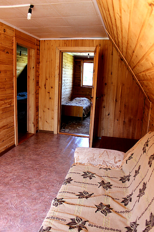 Холл и две комнаты на втром этаже гостевого дома