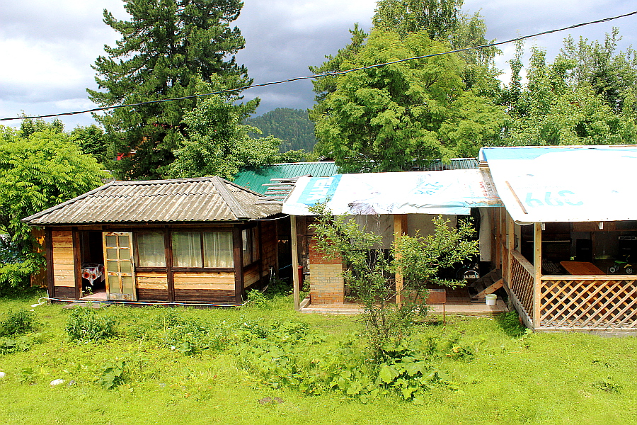 Вид на летнюю кухню, беседку