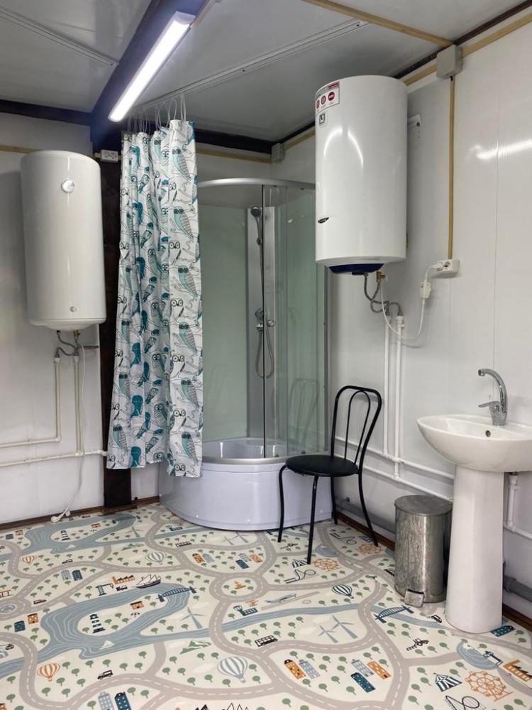 Душ и туалет на территории