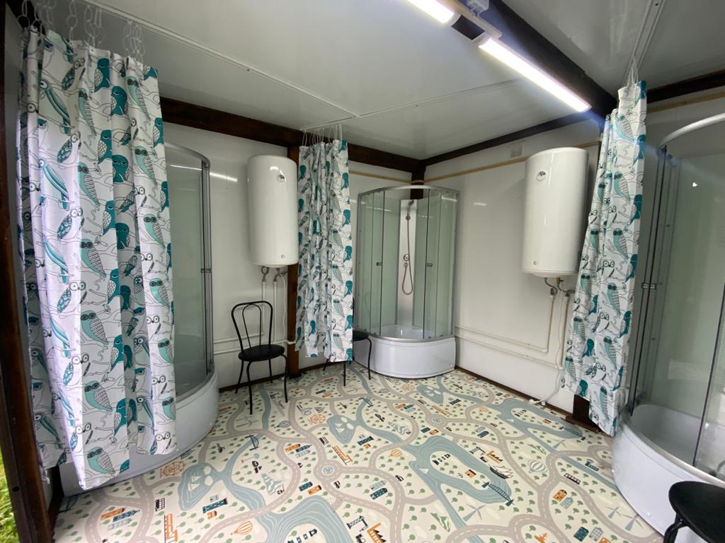 Душ и туалет на территории