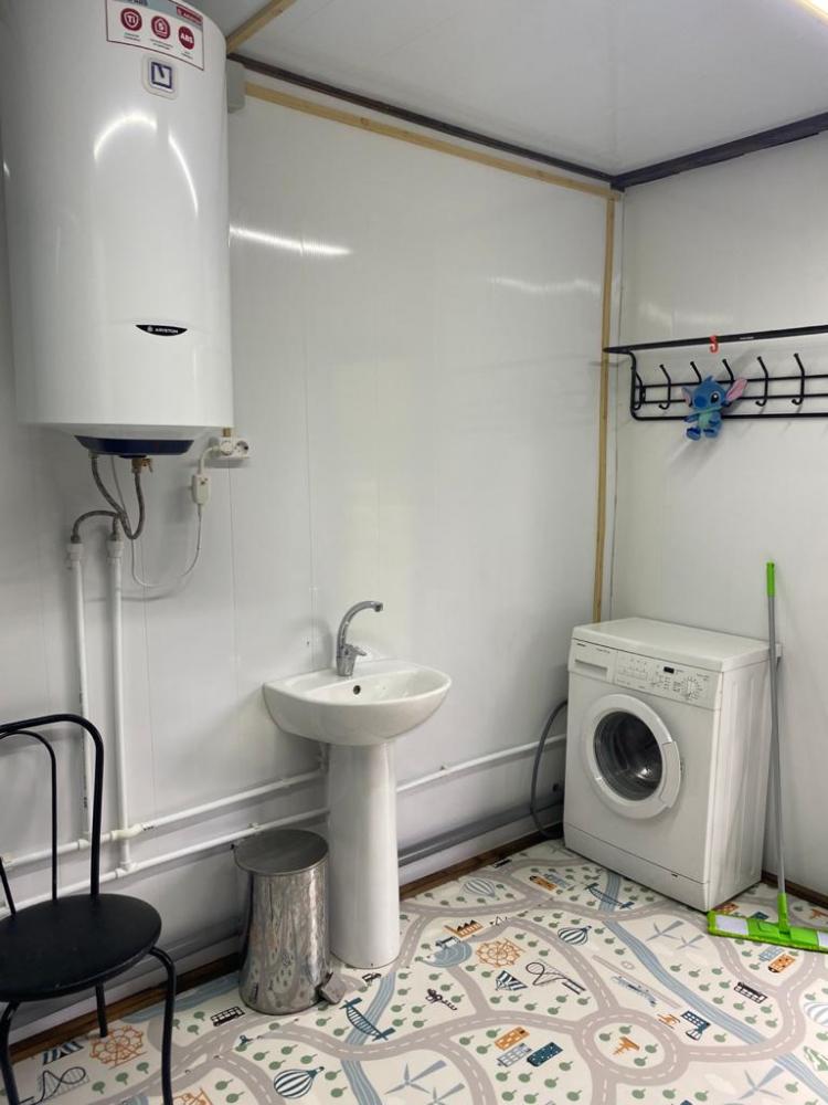 Душ и туалет на территории