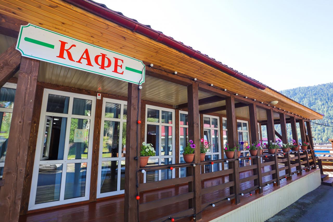 Кафе на берегу Телецкого озера