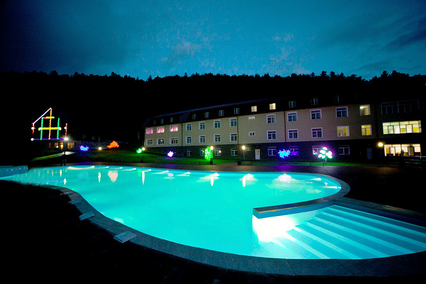 Территория усадьбы вечером