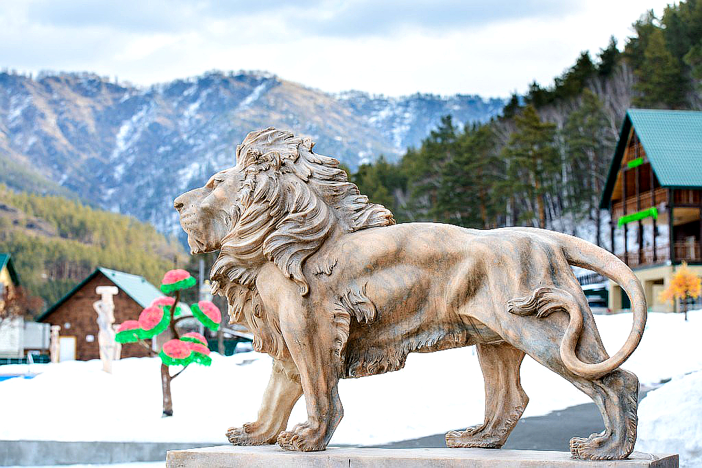 На территории Роял Комфорт зимой