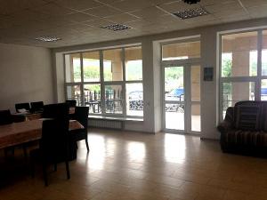 Гостиная и банкетный зал в коттедже