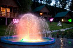 Фонтан и летние домики  вечером