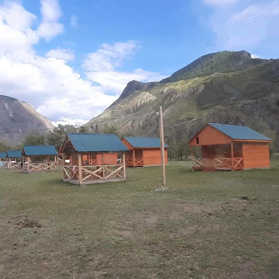 Домики у реки Чулышман.