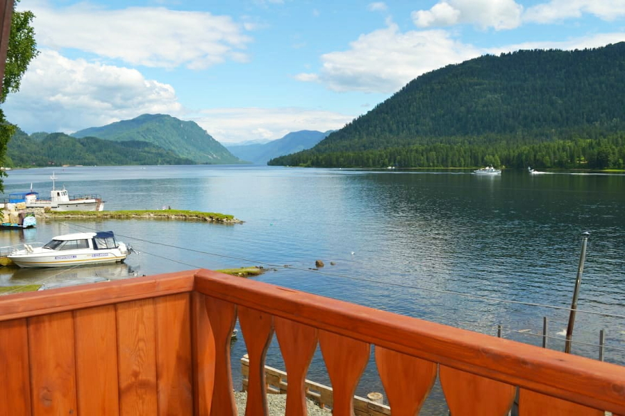 Вид на Телецкое озеро. Летний дом