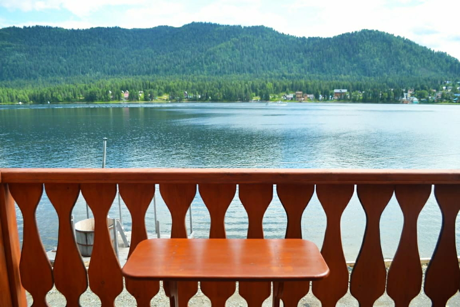 Вид на Телецкое озеро. Летний дом