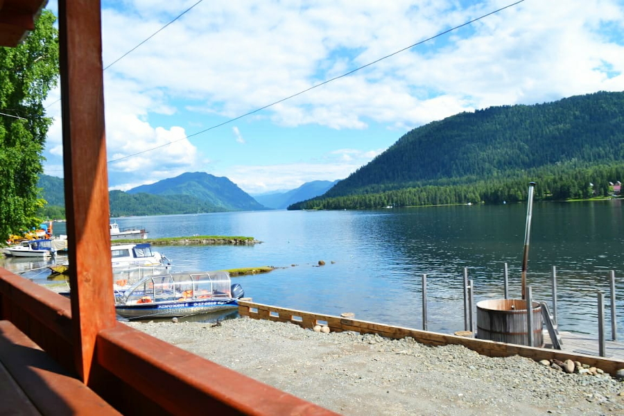 Вид на Телецкое озеро. Летний дом