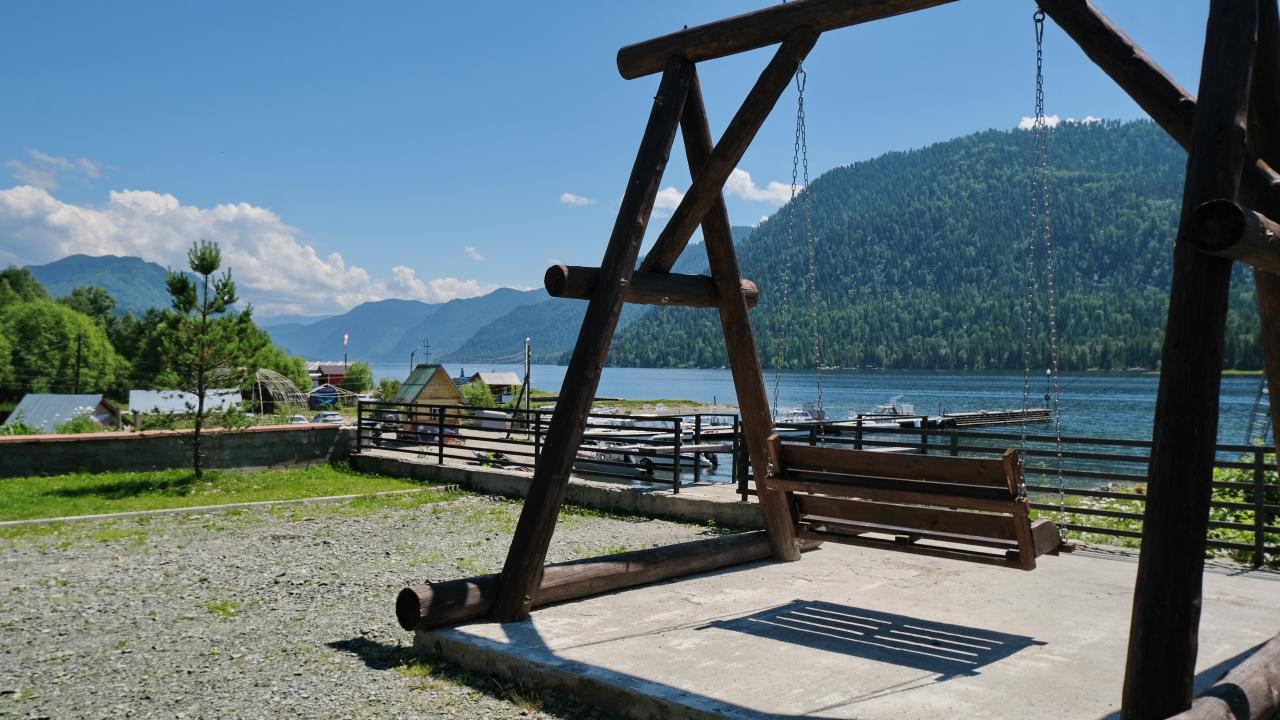 Шале Телецкое. Качеля с видом на озеро.