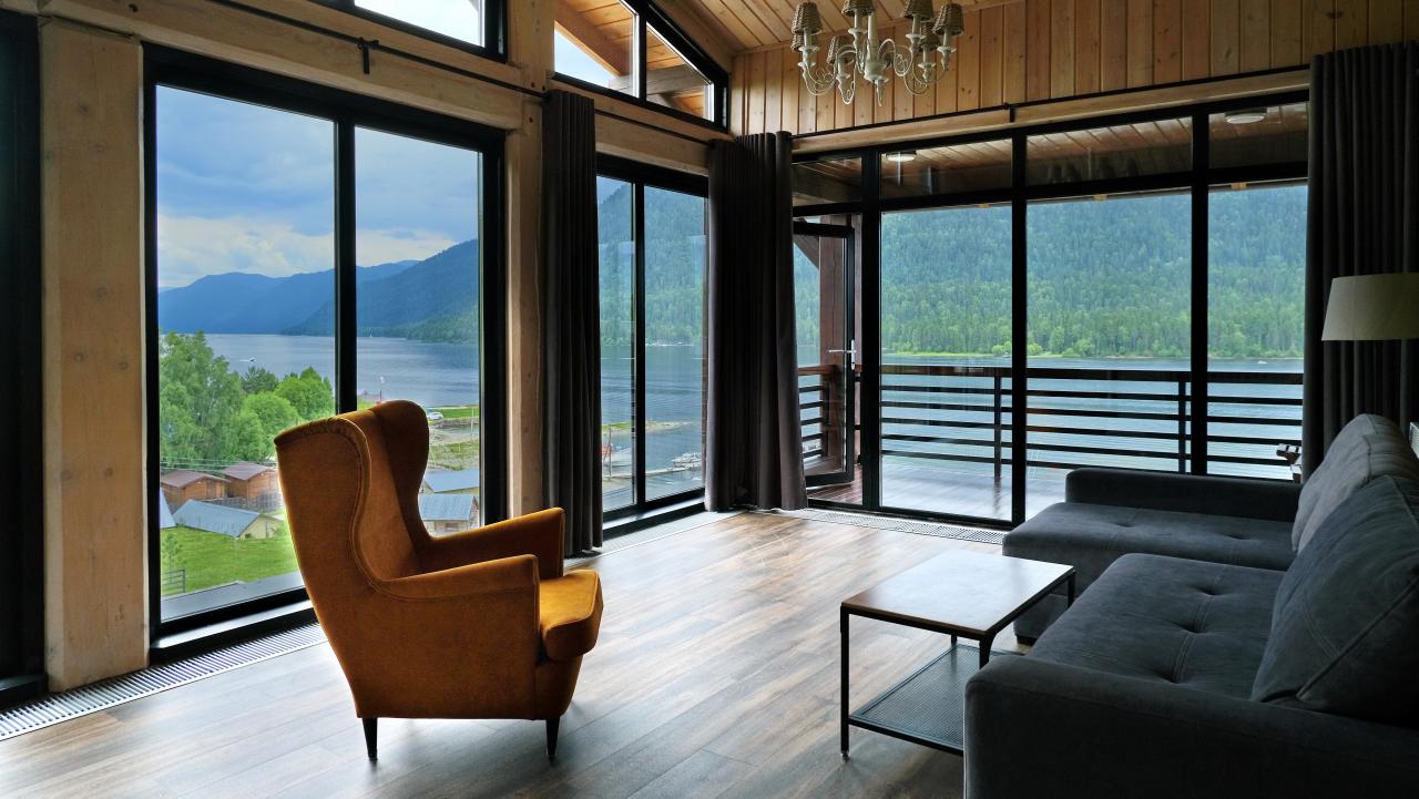 Шале Телецкое. Панорамный люкс.