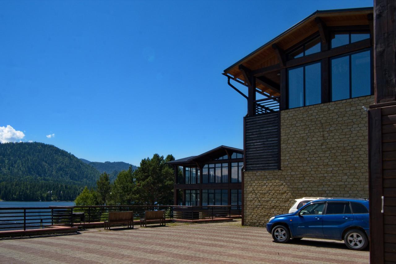 Шале Телецкое. Терраса с видом на озеро и горы.