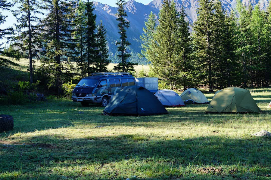 Алтай Курай кемпинг у реки 