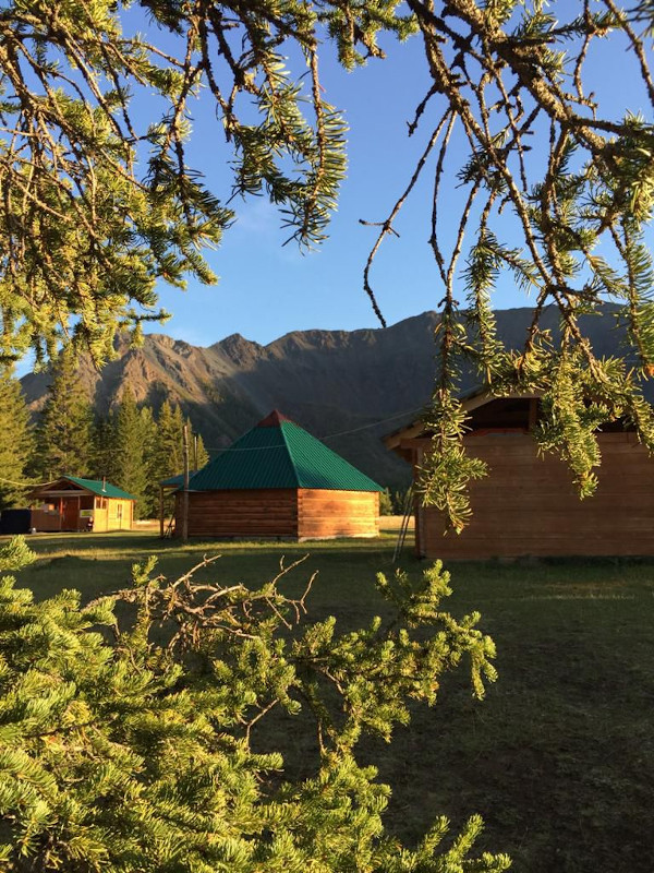 Домики у реки Чуя Алтай