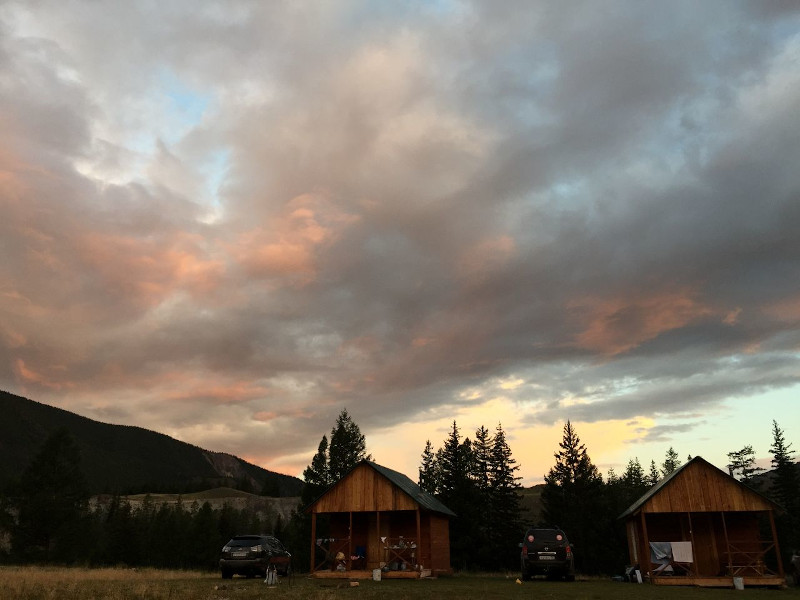 Домики у реки Чуя Алтай