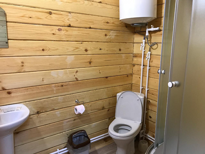 Санузел с душем в доме Шале+