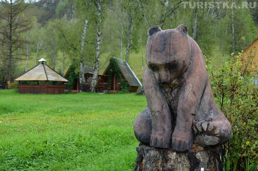 На территории деревянные скульптуры медвежат