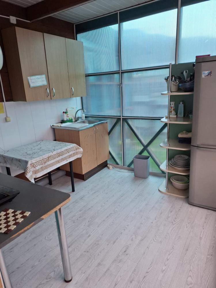 Кухня трехкомнатного дома 