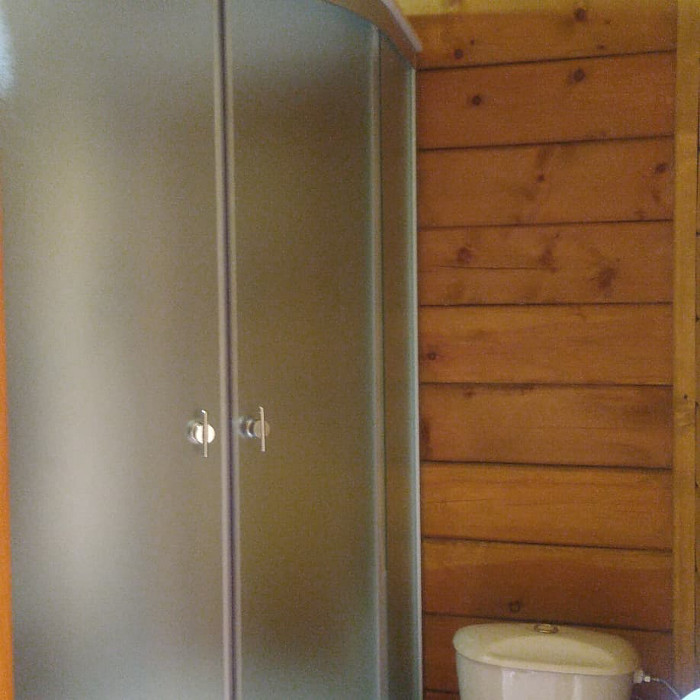 Душ в благоустроенном номере