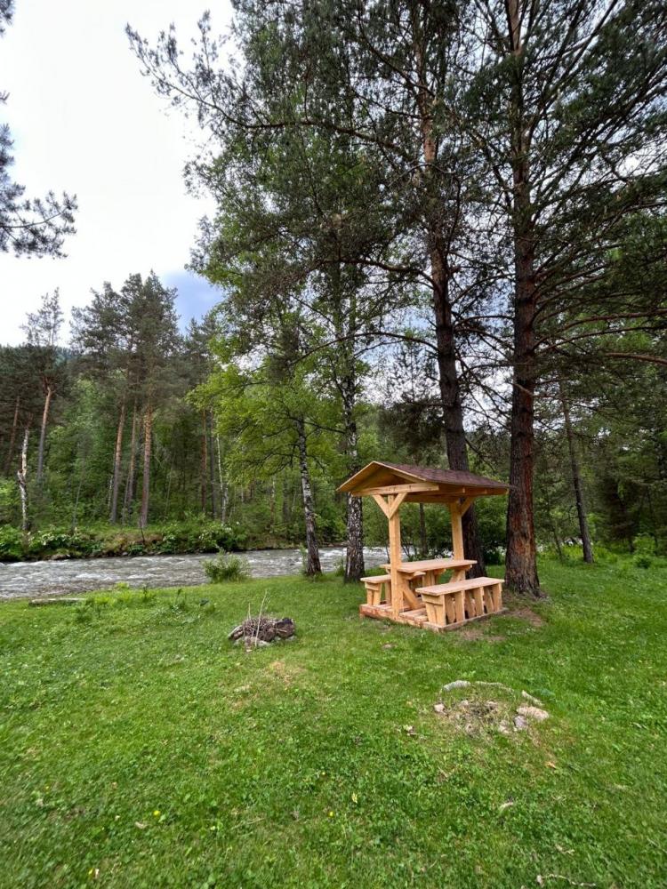 Беседка отдых у реки на Алтае на турбазе "Алтай Релакс"