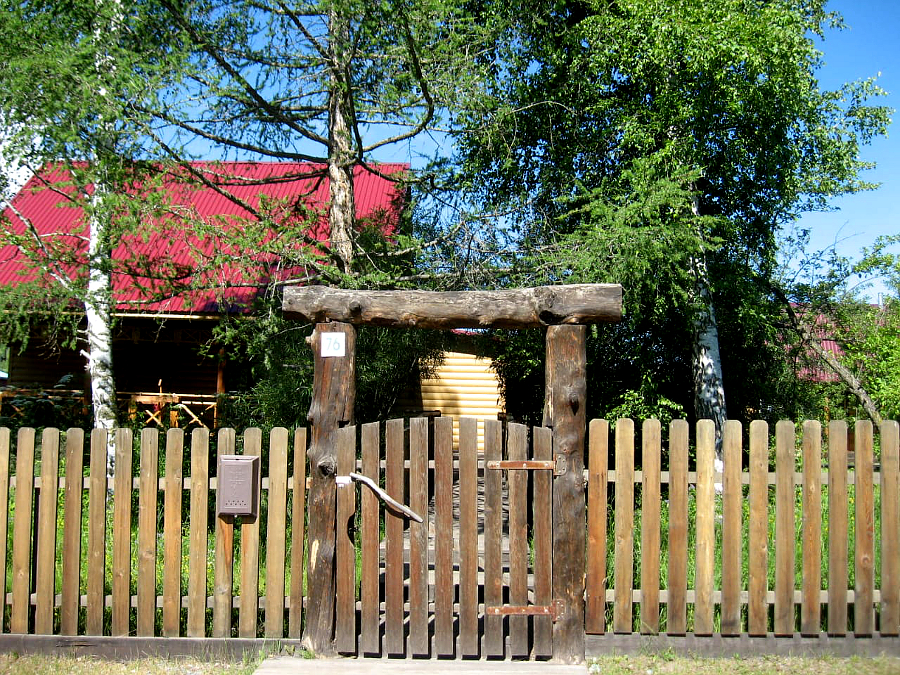 Вид на усадьбу с улицы